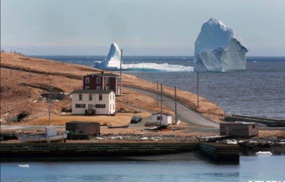 Một tảng băng trôi lớn có thể nhìn thấy từ bờ biển thị trấn Ferryland. Ảnh: The Canadian Press