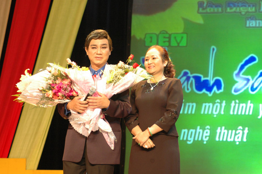 NSƯT Thanh Sang v&agrave; vợ trong đ&ecirc;m vinh danh &ocirc;ng tại Nh&agrave; h&aacute;t TP