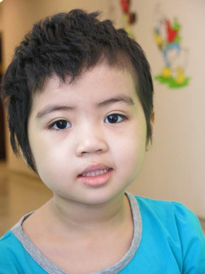 Chưa tr&ograve;n 6 tuổi, b&eacute; Lưu Kh&aacute;nh H&agrave; đ&atilde; trải qua 3 lần phẫu thuật u n&atilde;o li&ecirc;n tiếp trong 3 năm