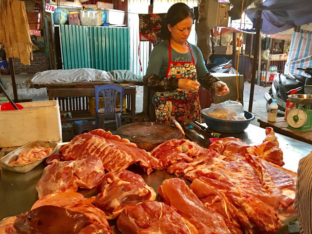 Tại chợ hay si&ecirc;u thị, gi&aacute; thịt lợn vẫn cao ngất ngưởng mặc cho gi&aacute; lợn hơi xuất chuồng giảm mạnh