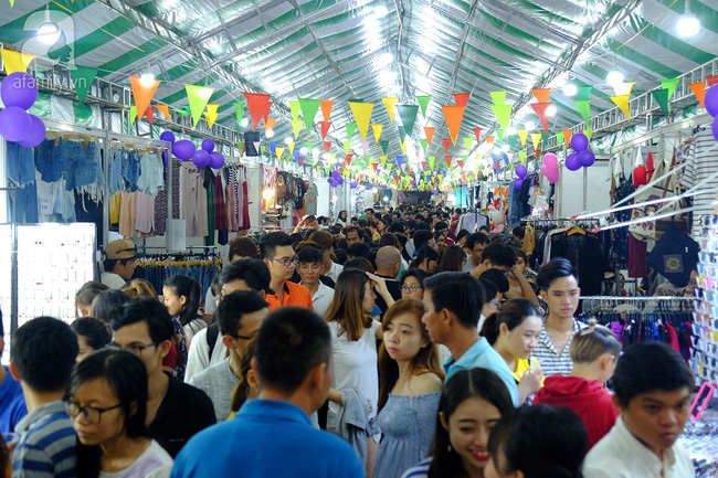 
Khung cảnh chen ch&uacute;c tại phi&ecirc;n chợ trong đ&ecirc;m thứ hai diễn ra.
