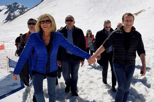 Ứng vi&ecirc;n tổng thống Ph&aacute;p Emmanuel Macron (phải) v&agrave; vợ. Ảnh: Reuters