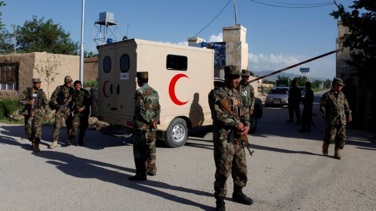 Binh lính trở thành mục tiêu trong vụ tấn công căn cứ quân sự ở Mazar-e Sharif. Ảnh: REUTERS