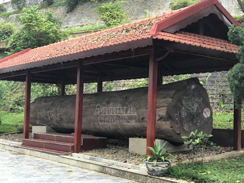 
Đ&acirc;y l&agrave; ng&ocirc;i nh&agrave; s&agrave;n tại tỉnh Điện Bi&ecirc;n được Vietnam book of records c&ocirc;ng nhận l&agrave; nh&agrave; s&agrave;n gỗ lim lớn nhất Việt Nam một c&ocirc;ng tr&igrave;nh kiến tr&uacute;c mang đậm bản sắc d&acirc;n tộc Th&aacute;i

