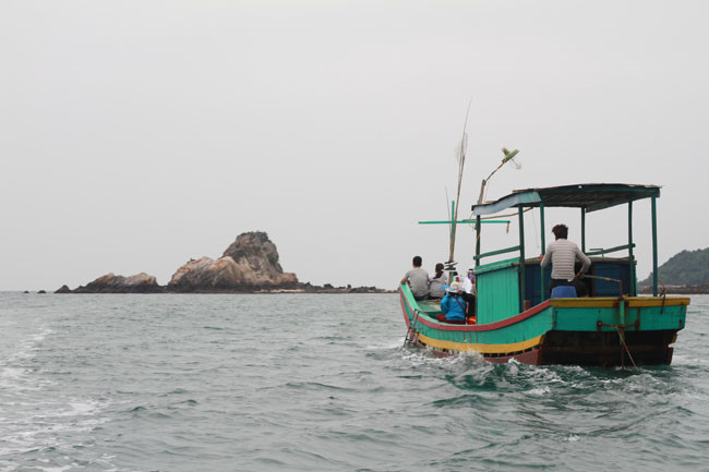 Những chuyến t&agrave;u ra c&aacute;c đảo nhỏ thường c&oacute; gi&aacute; kh&aacute; đắt đỏ v&agrave; qu&aacute; sức chi trả nếu đo&agrave;n &iacute;t người.