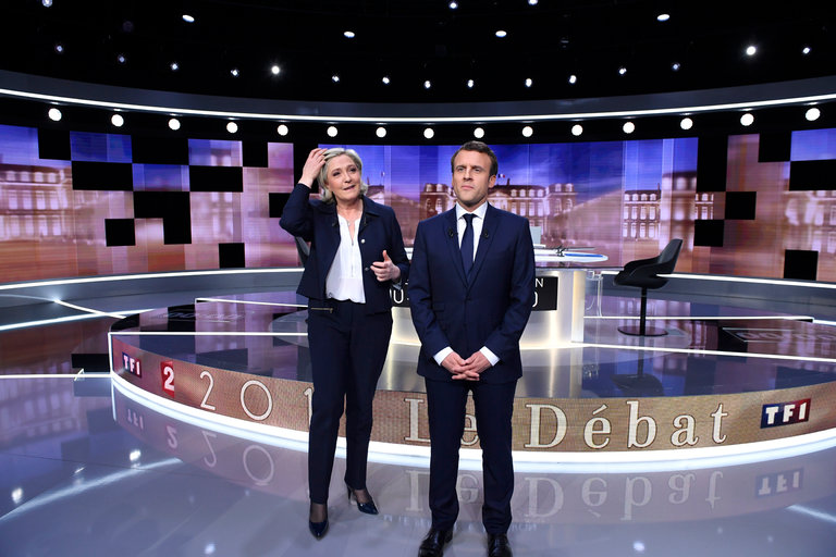 Hai ứng viên Le Pen và Macron trong cuộc tranh luận trên truyền hình. Ảnh: New York Times