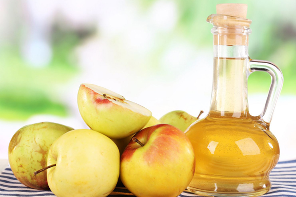 Giấm táo có tác dụng làm mát và cân bằng lại độ pH cho da nhanh chóng.