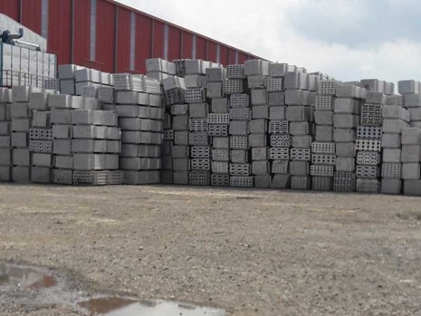 Kho để nhôm sát bên Công ty Nhôm Toàn cầu Việt Nam tại Khu công nghiệp Mỹ Xuân B1, huyện Tân Thành, Bà Rịa-Vũng Tàu. Ảnh: TRÙNG KHÁNH