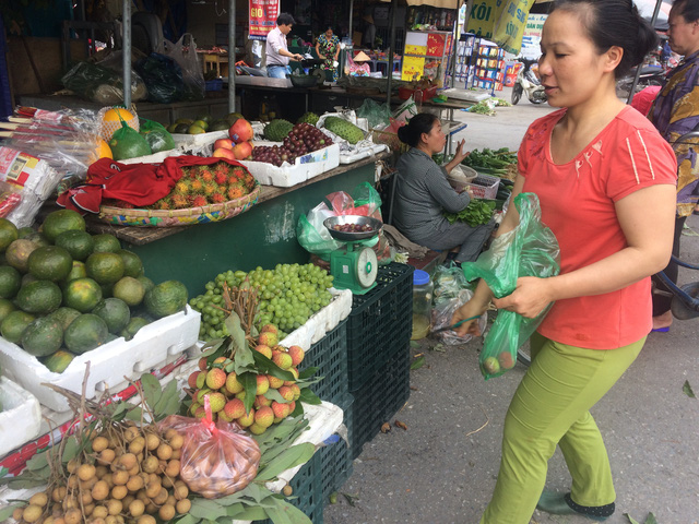 Vải đầu m&ugrave;a gần 100.000 đồng/kg, đắt gấp 7 lần gi&aacute; gốc - Ảnh 1.