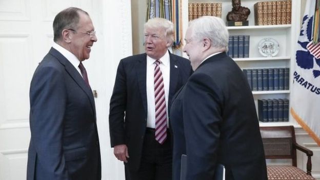 Vừa “trảm” sếp FBI, ông Trump gặp quan chức Nga
