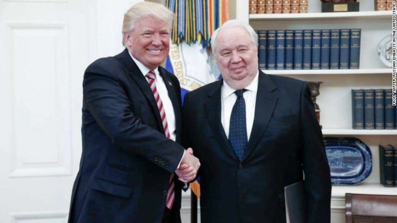 Vừa &ldquo;trảm&rdquo; sếp FBI, &ocirc;ng Trump gặp quan chức Nga - Ảnh 2.
