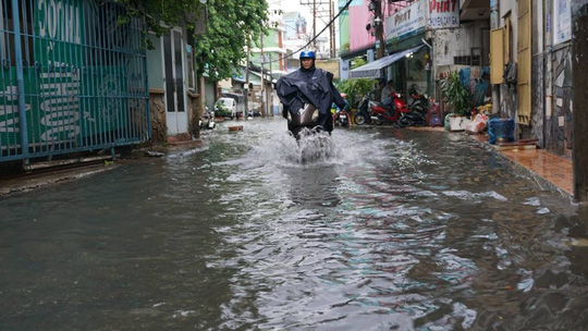 TP HCM lại chìm trong biển nước - Ảnh 17.