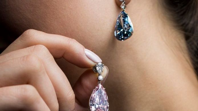 Đôi khuyên tai trị giá gần 1.300 tỉ đồng