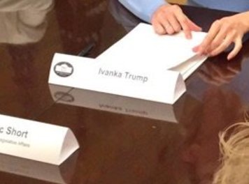 Tấm bảng t&ecirc;n bất thường của con g&aacute;i &ocirc;ng Trump - Ảnh 2.
