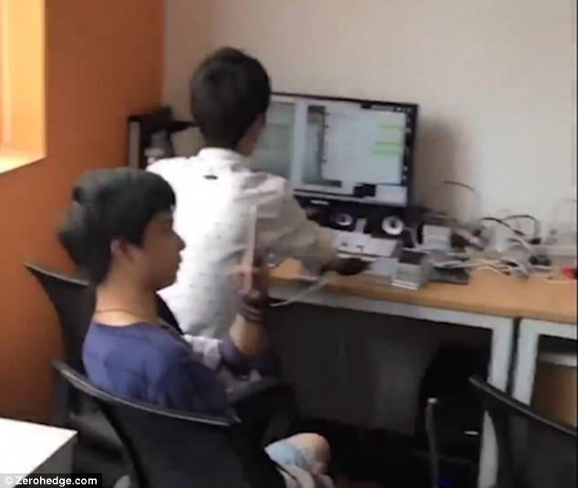 Căn ph&ograve;ng chứa 10.000 smartphone chuy&ecirc;n c&agrave;y view, like - Ảnh 2.