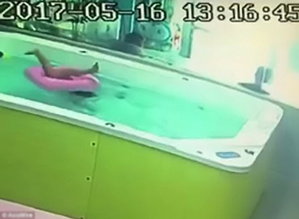 Clip: Em bé may mắn sống sót sau hơn 1 phút lộn úp xuống bể bơi ở khu vui chơi