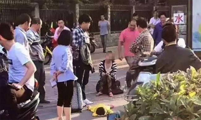 Kh&ocirc;ng xin được việc, mẹ giẫm l&ecirc;n người con g&aacute;i giữa đường - Ảnh 2.