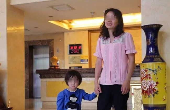 Kh&ocirc;ng xin được việc, mẹ giẫm l&ecirc;n người con g&aacute;i giữa đường - Ảnh 3.