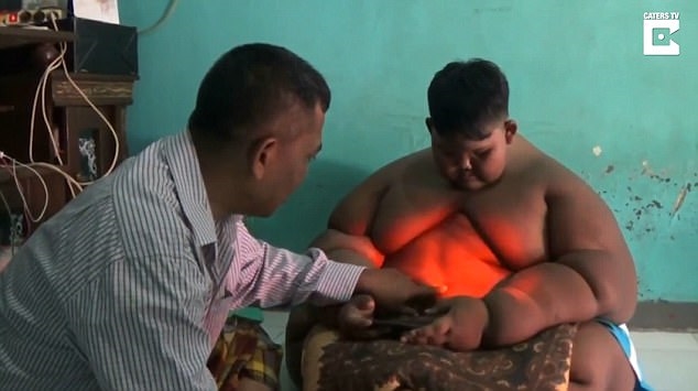 B&eacute; trai 10 tuổi nặng 190kg v&igrave; nghiện nước ngọt v&agrave; m&igrave; ăn liền - Ảnh 1.