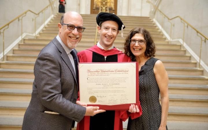 Ông chủ Facebook nhận bằng Harvard sau 12 năm bỏ học