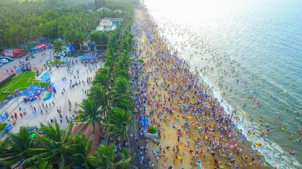 Gần 200.000 du kh&aacute;ch tắm biển cầu may - Ảnh 1.