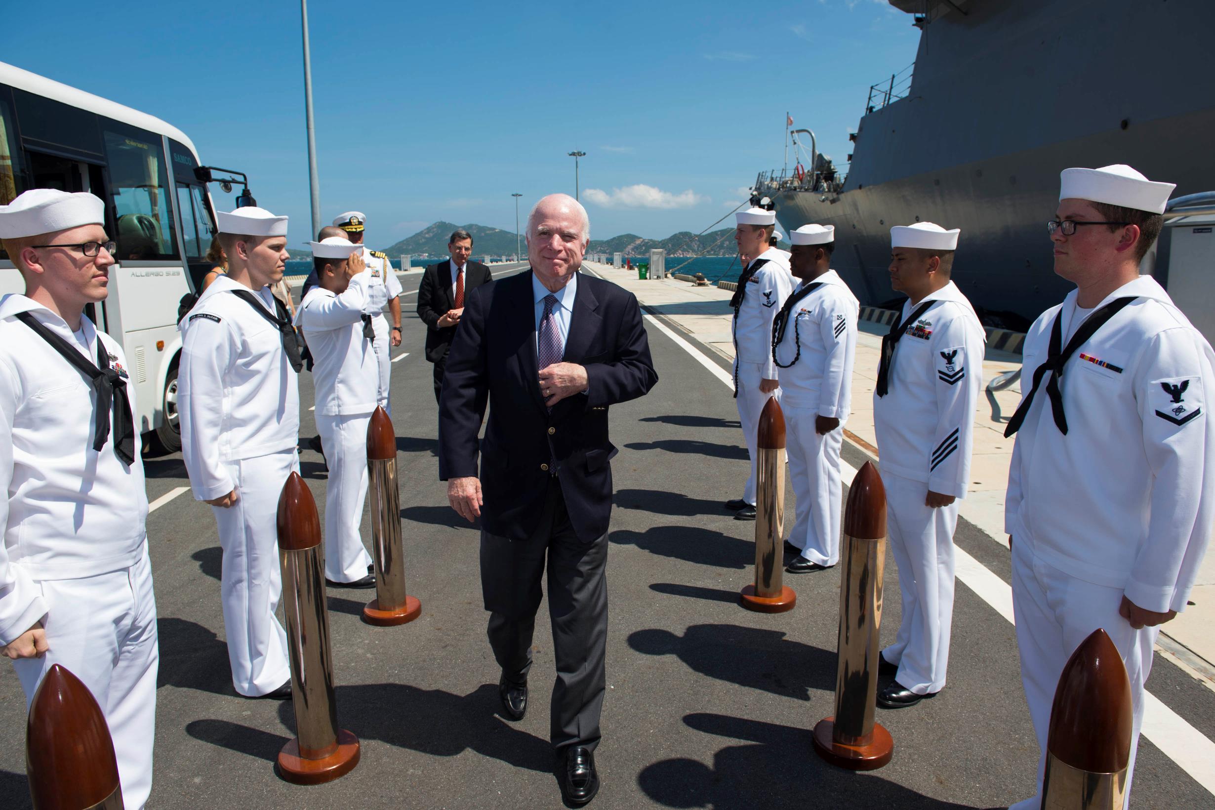 Thượng nghị sĩ John McCain thăm tàu khu trục Mỹ tại Cam Ranh - Ảnh 1.