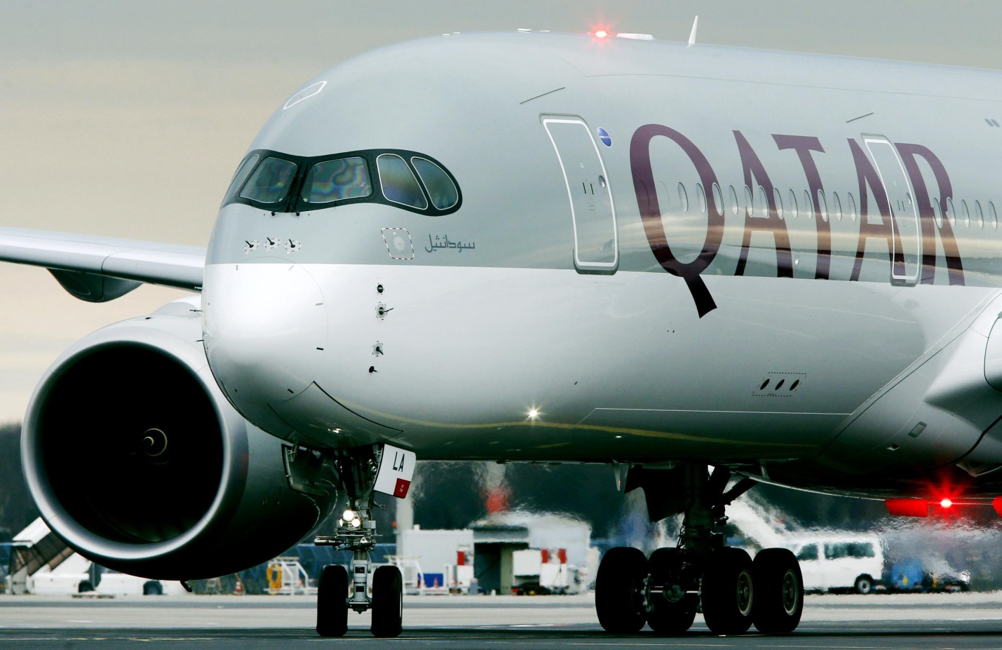Máy bay Qatar bị cấm cửa, hàng không thế giới ra sao?
