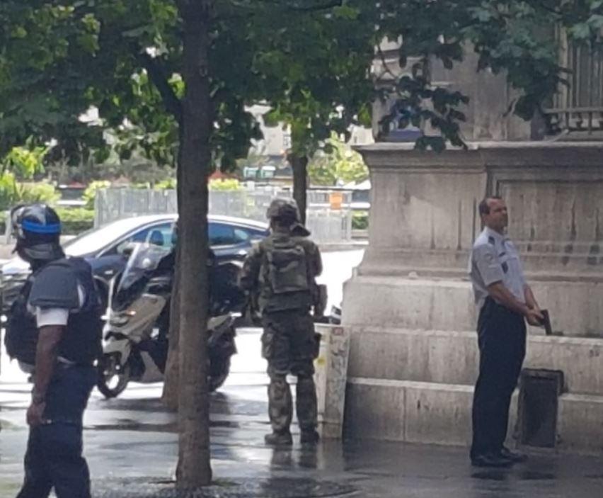 Tấn c&ocirc;ng bằng b&uacute;a ngo&agrave;i Nh&agrave; thờ Đức B&agrave; Paris - Ảnh 1.