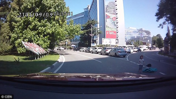 Clip: Hai con rơi khỏi ôtô mà mẹ không hề hay biết