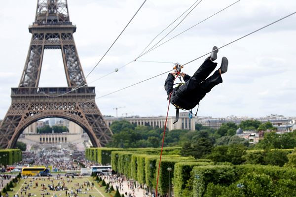 Trượt zipline từ tháp Eiffel với tốc độ của một trái tennis