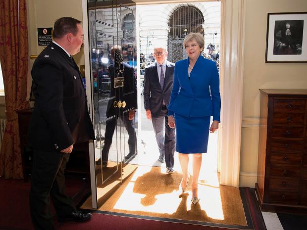 Bà Theresa May đang là "con tin " ở Downing Street