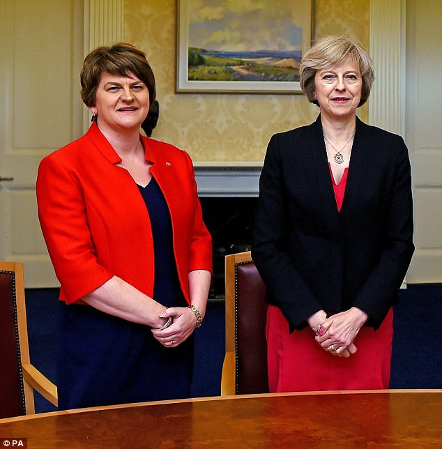 Bà Theresa May đang là con tin ở Downing Street - Ảnh 2.