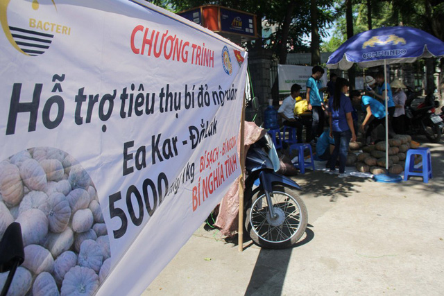 Huế chung tay “giải cứu bí đỏ” cho nông dân Đắk Lắk