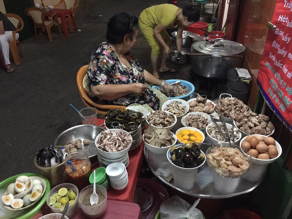 C&aacute;c qu&aacute;n ch&aacute;o l&acirc;u năm cho ng&agrave;y mưa S&agrave;i th&agrave;nh - Ảnh 1.