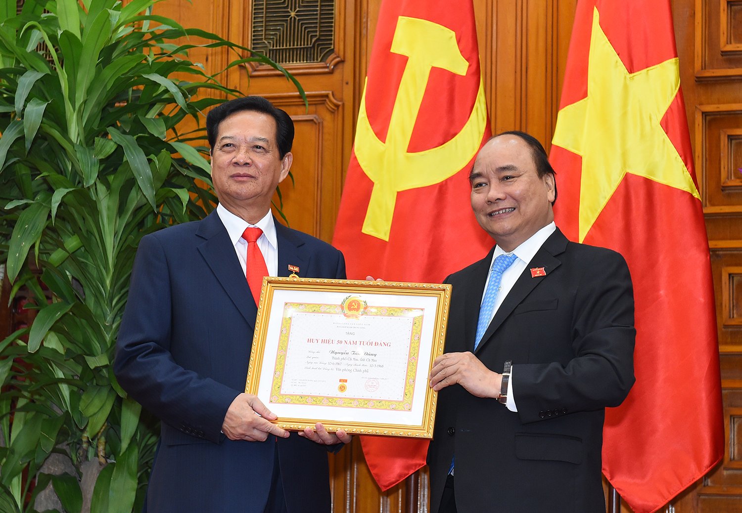 Trao Huy hiệu 50 năm tuổi Đảng cho nguyên Thủ tướng Nguyễn Tấn Dũng