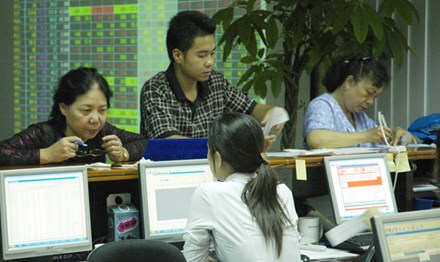 Cổ phiếu ngân hàng: Bùng nổ nhờ tin đồn, thổi giá?