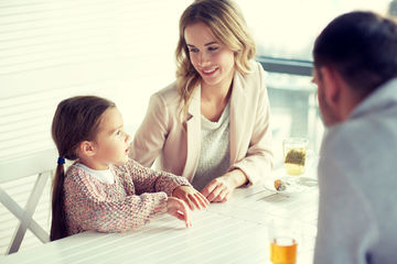 Dạy con cách giữ an toàn khi tiếp xúc với người lạ - Ảnh 2.