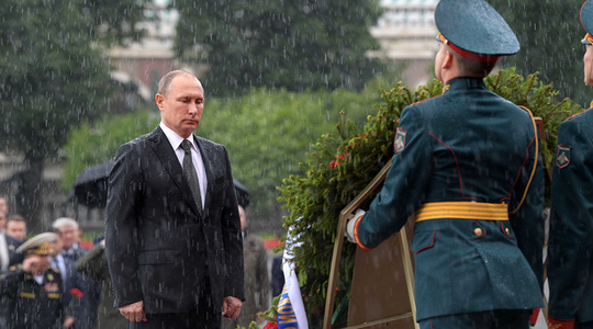 Tổng thống Putin đội mưa đặt vòng hoa trong vườn Alexander