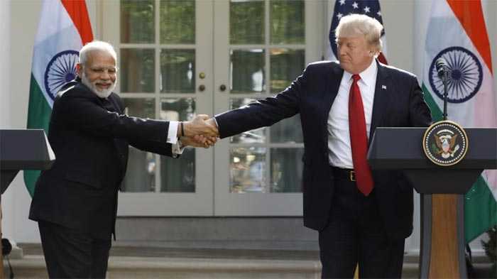 Gặp Thủ tướng Ấn Độ, TT Donald Trump h&agrave;o ph&oacute;ng những c&aacute;i &ocirc;m - Ảnh 2.