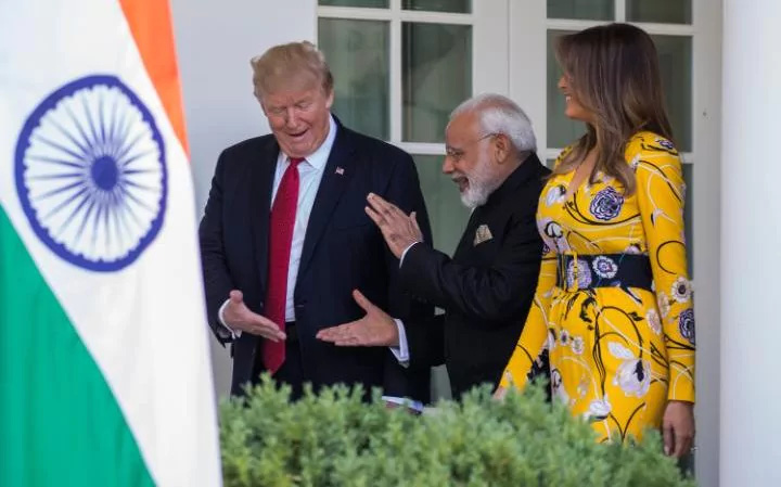 Gặp Thủ tướng Ấn Độ, TT Donald Trump h&agrave;o ph&oacute;ng những c&aacute;i &ocirc;m - Ảnh 3.