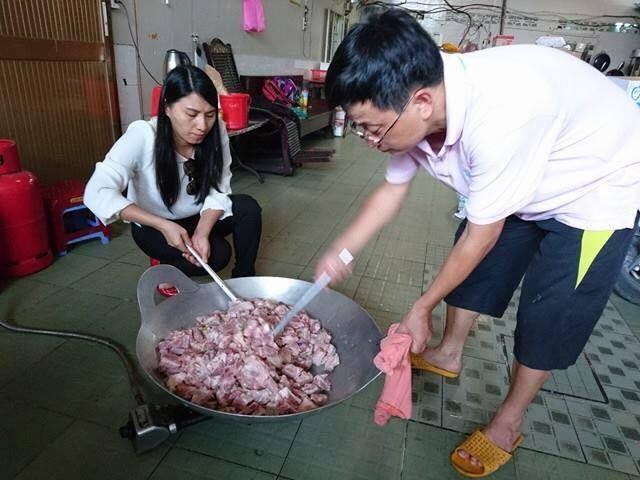 Doanh nh&acirc;n suốt ng&agrave;y đi giải cứu n&ocirc;ng sản - Ảnh 3.