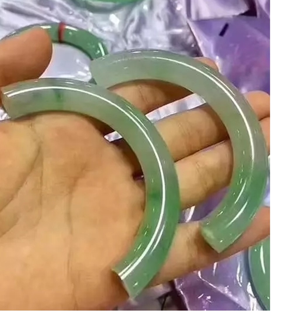 Lỡ làm vỡ vòng ngọc chục ngàn USD, khách xỉu tại chỗ