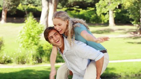 Những dấu hiệu chàng đang yêu bạn - Ảnh 2.