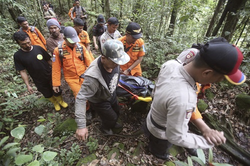 Mất tích một tuần, xác du khách được thấy gần núi lửa Indonesia - Ảnh 1.