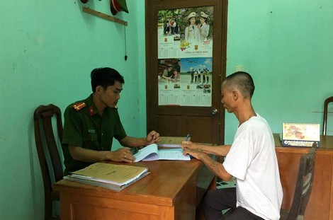 Những g&atilde; h&agrave;ng x&oacute;m bệnh hoạn  - Ảnh 1.