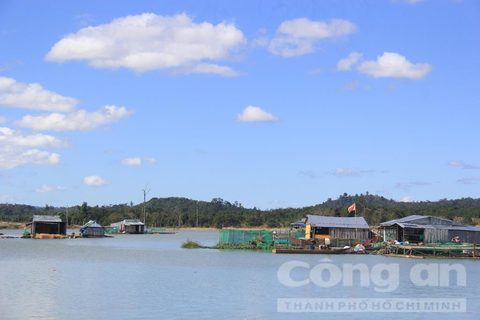 B&iacute; ẩn l&agrave;ng ch&agrave;i  tr&ecirc;n n&uacute;i v&agrave; những ngư d&acirc;n ẩn hiện - Ảnh 2.