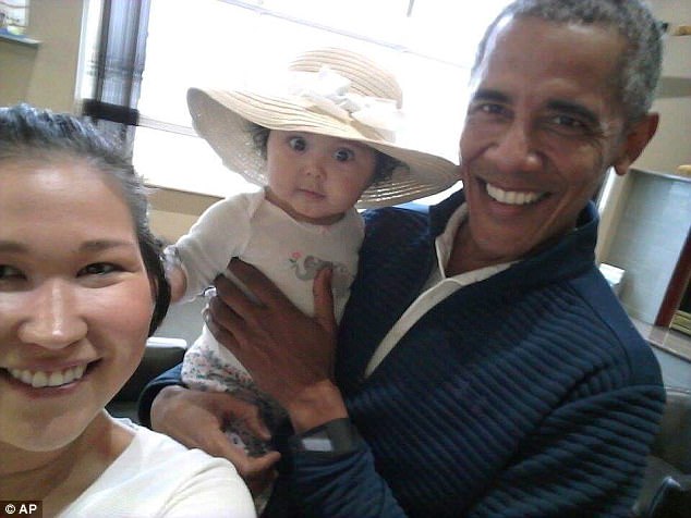 Ông Obama gây sốt với ảnh bế em bé Alaska