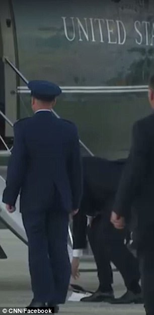 Cận cảnh khoảnh khắc hiếm thấy của &ocirc;ng Donald Trump - Ảnh 1.
