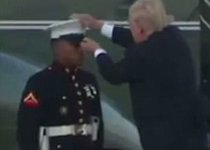 Cận cảnh khoảnh khắc hiếm thấy của ông Donald Trump