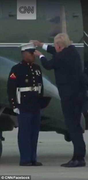 Cận cảnh khoảnh khắc hiếm thấy của &ocirc;ng Donald Trump - Ảnh 2.